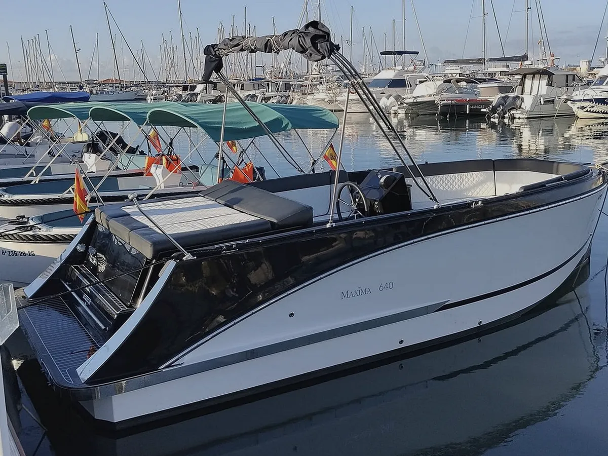 Equipo de Alquiler Barcos ayudando a organizar un alquiler de barco en Huelva